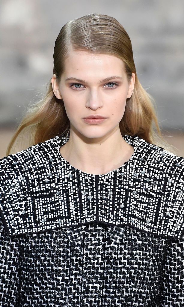 chanel se suma a la tendencia de maquillaje de cara lavada este verano 2020