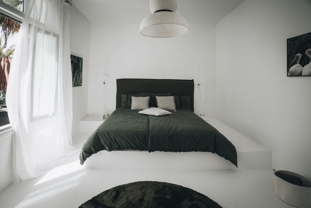 Dormitorio con la cama de obra, a modo de plataforma