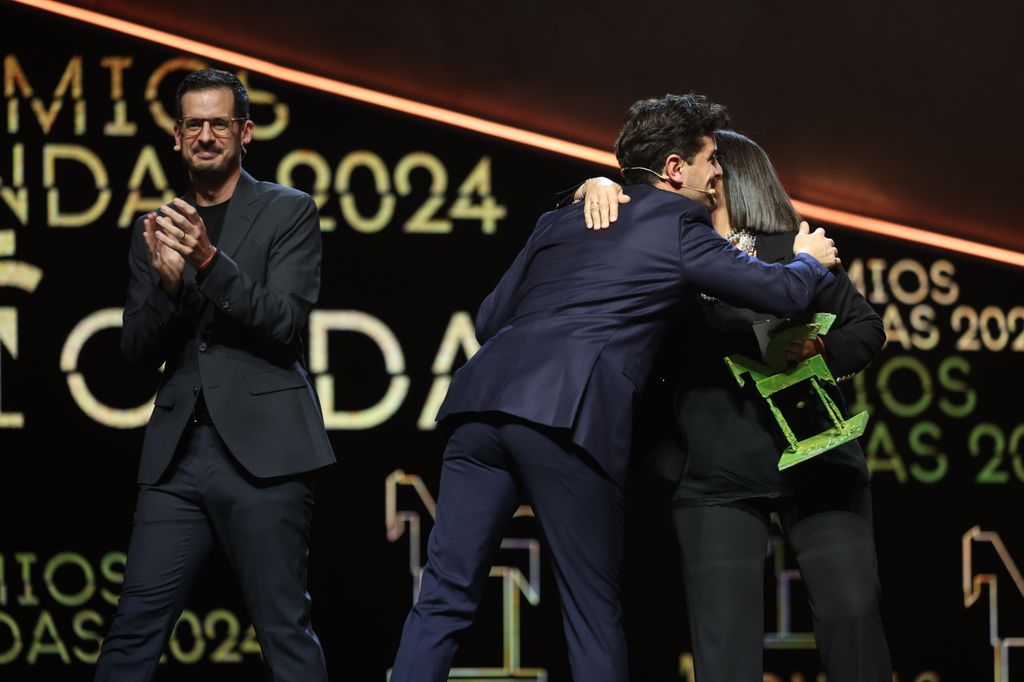 Plano medio de Angels Barceló recibiendo su premio Ondas