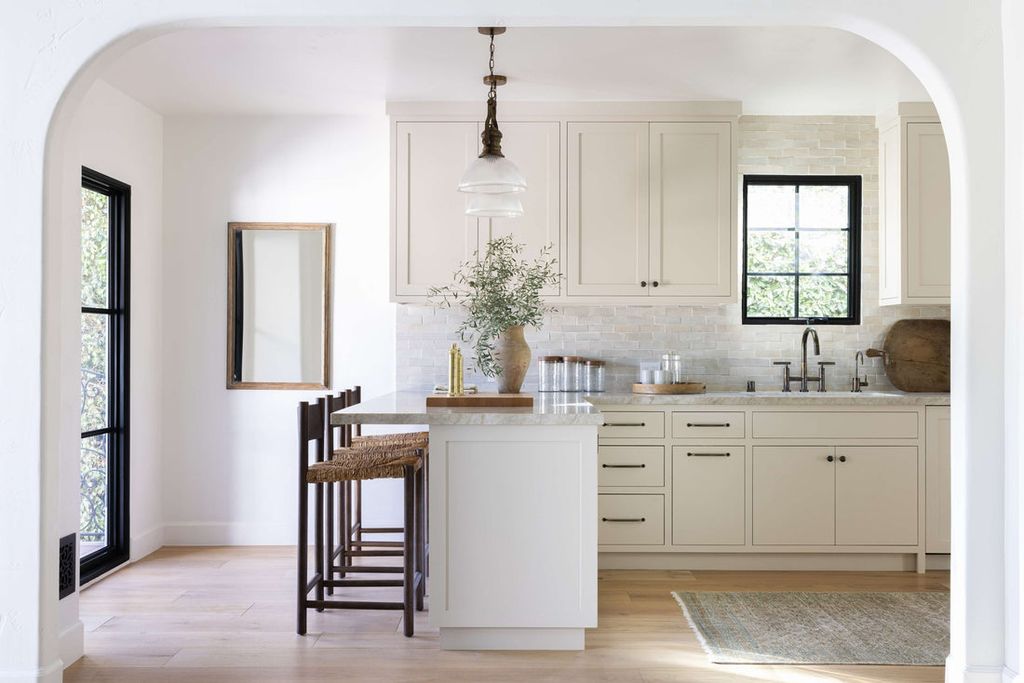 Cocina con muebles blancos