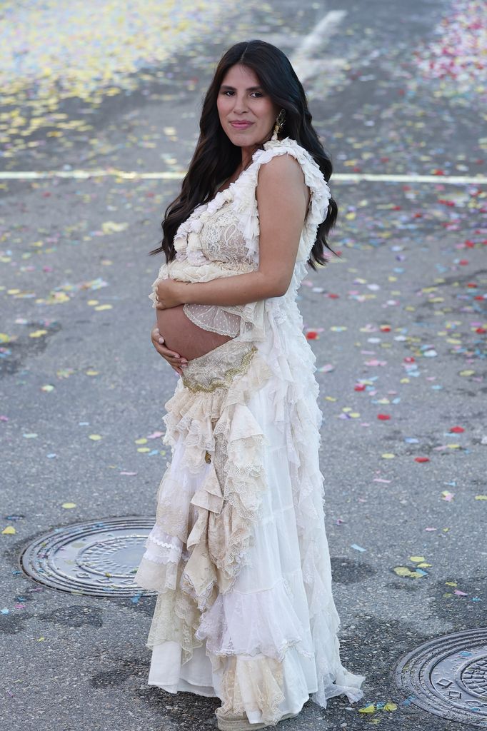 Isa Pantoja presume de embarazo en el estreno de 'La familia de la tele'
