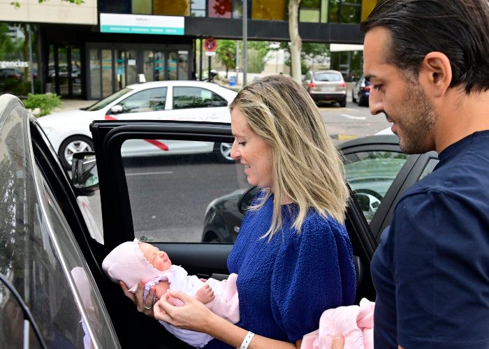 Andrea Prat abandona el hospital con su hija
