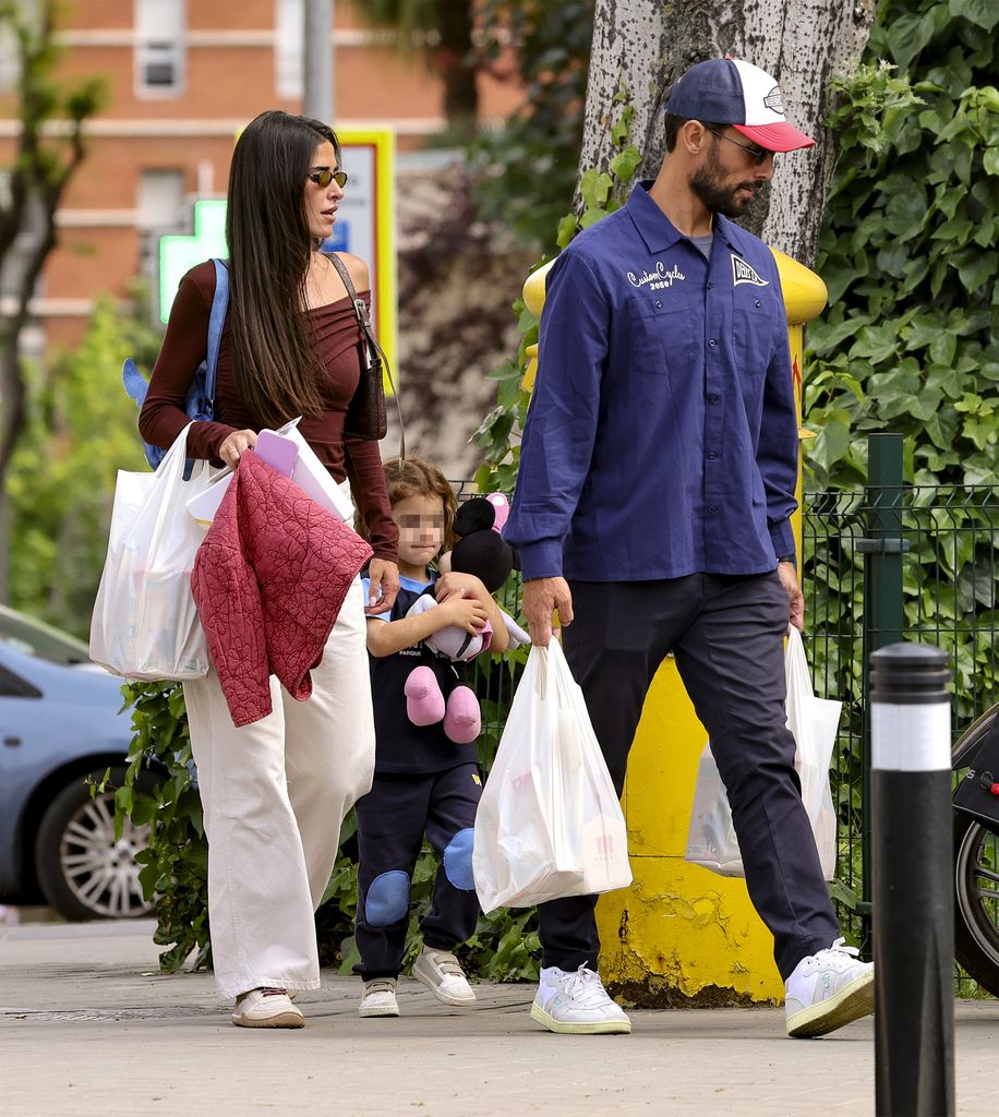La pareja, con su hija Elsa en un día de compras