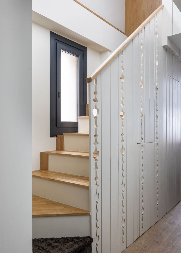 Escalera con la huella forrada en madera de roble