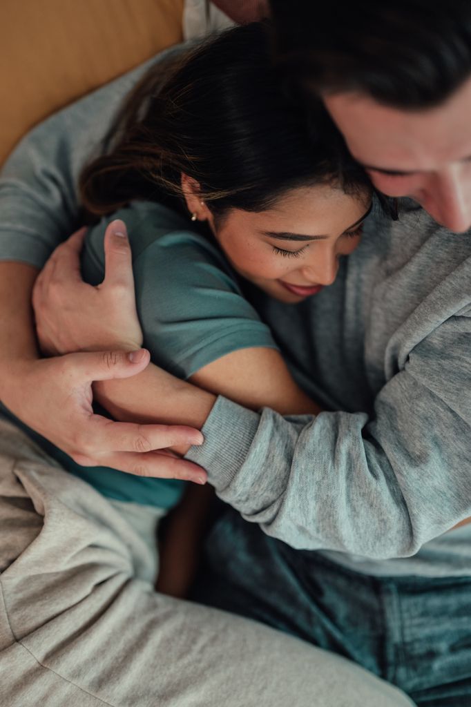 pareja abrazo