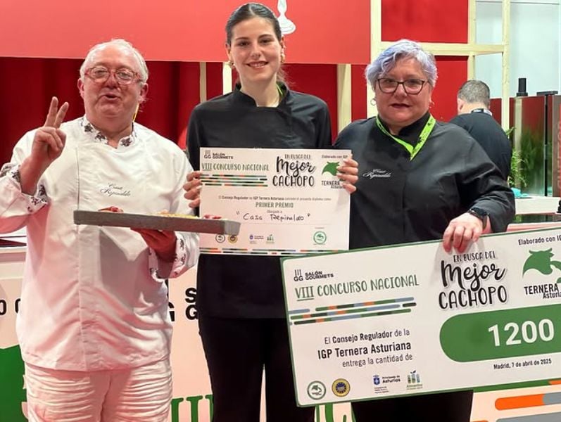 Los propietarios de 'Casa Repinaldo', muy contentos con su primer premio en el concurso