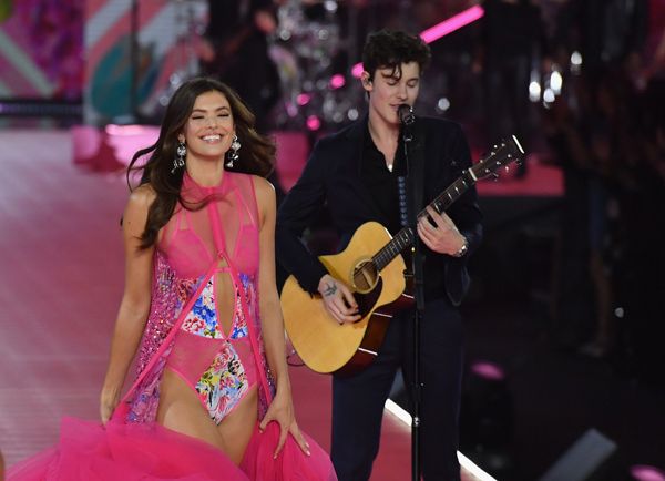 shawn-mendes-shawn-mendes-beso-sofie-rovenstine