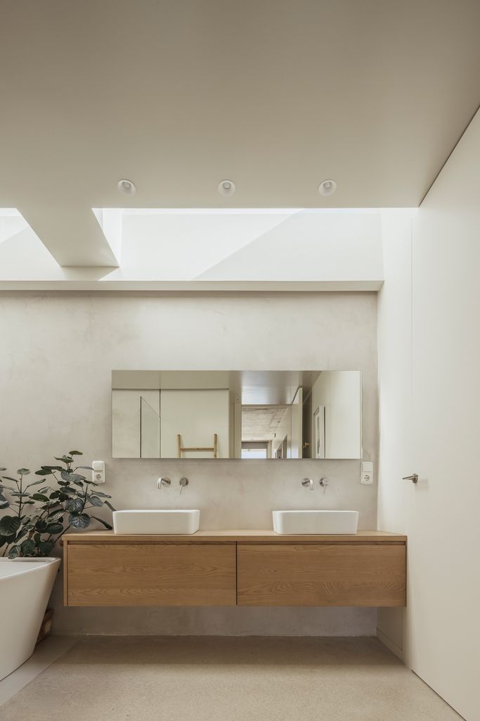 Baño con mueble de lavabo volado