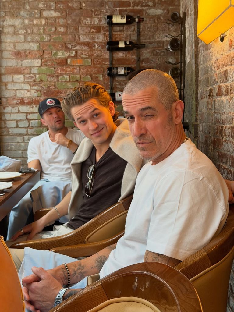 Deacon entre su padre y Jim Toth