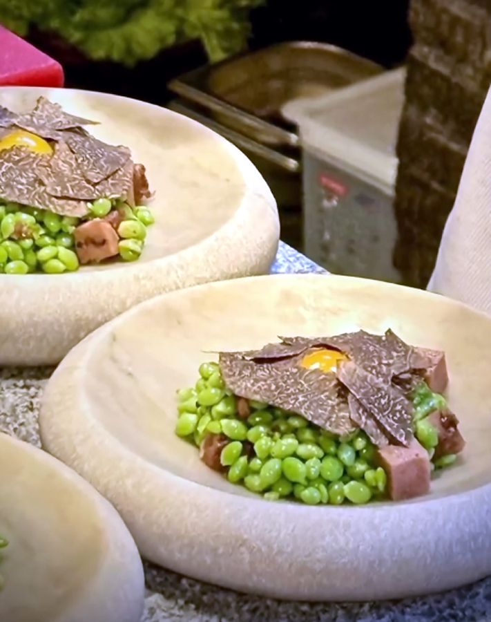 Plato de guisantes lágrima con huevo y trufa, en el restaurante Rural. 
