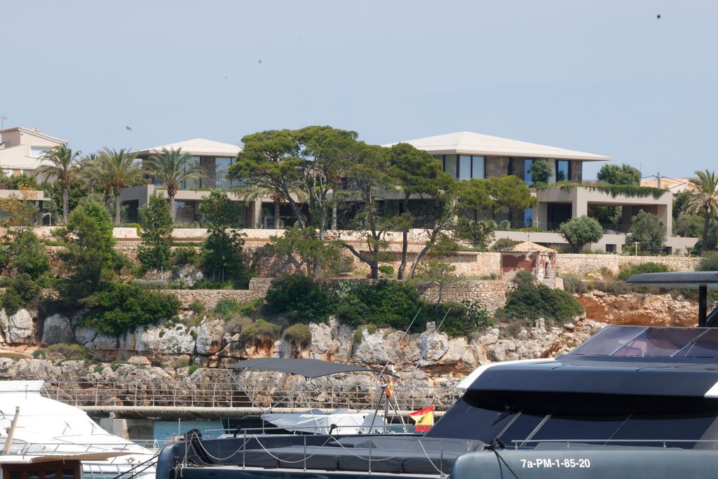 La vivienda dispone de muelle propio con acceso privado, donde vemos amarrada su exclusiva embarcación