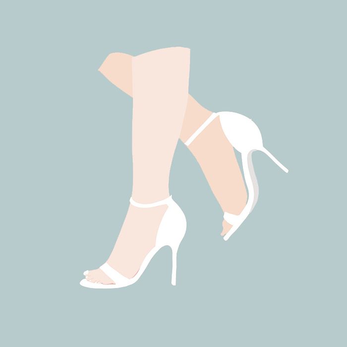 Sandalias de novia blancas con tiras delgadas y tacón fino