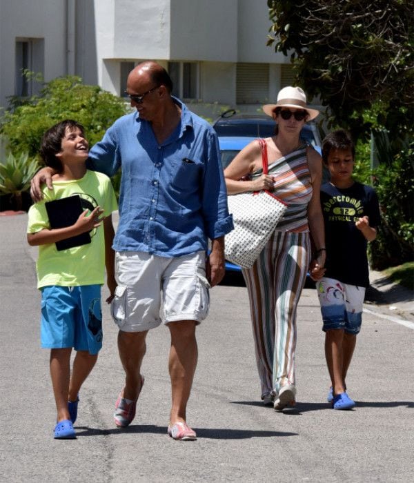 Ana Rosa junto a su marido Juan Muñoz y sus hijos Juan y Jaime por las calles de Sotogrande