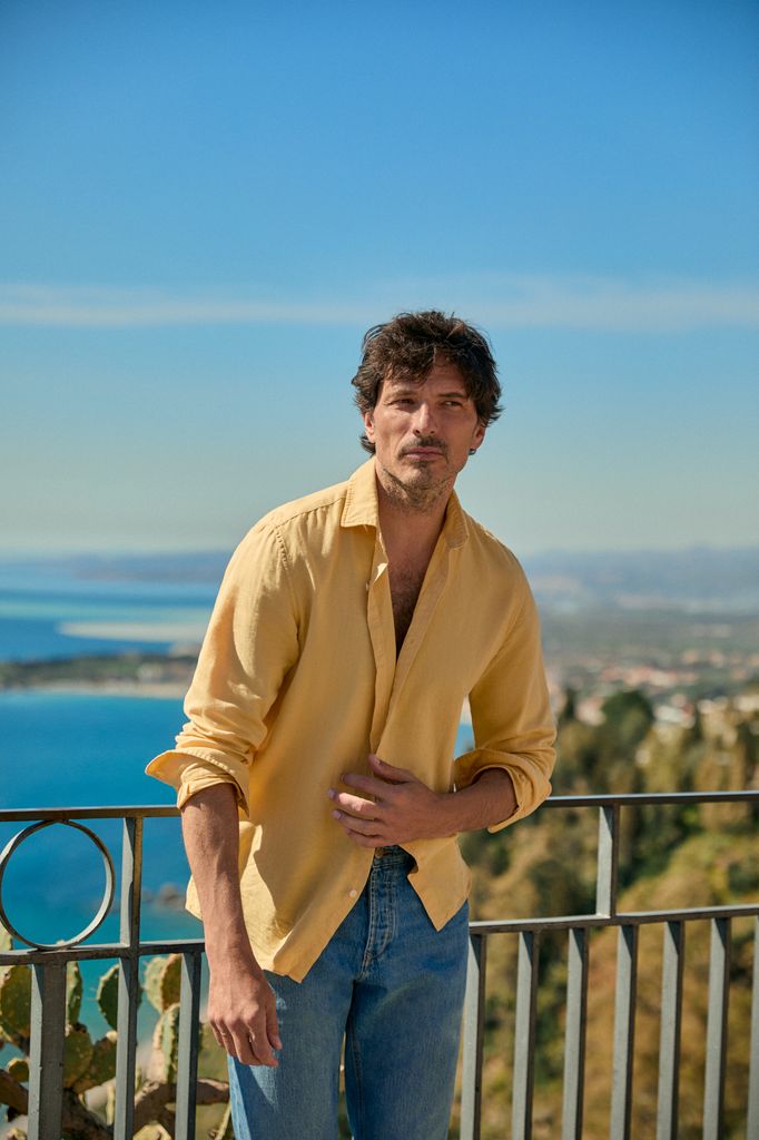 Una moda casual, pero elegante, acompaña a Andrés Velencoso en la campaña de verano de la firma.