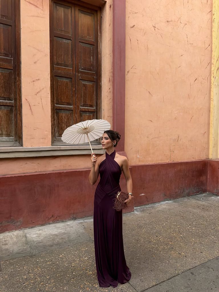 María Heredia, un vestido burdeos que abraza la silueta