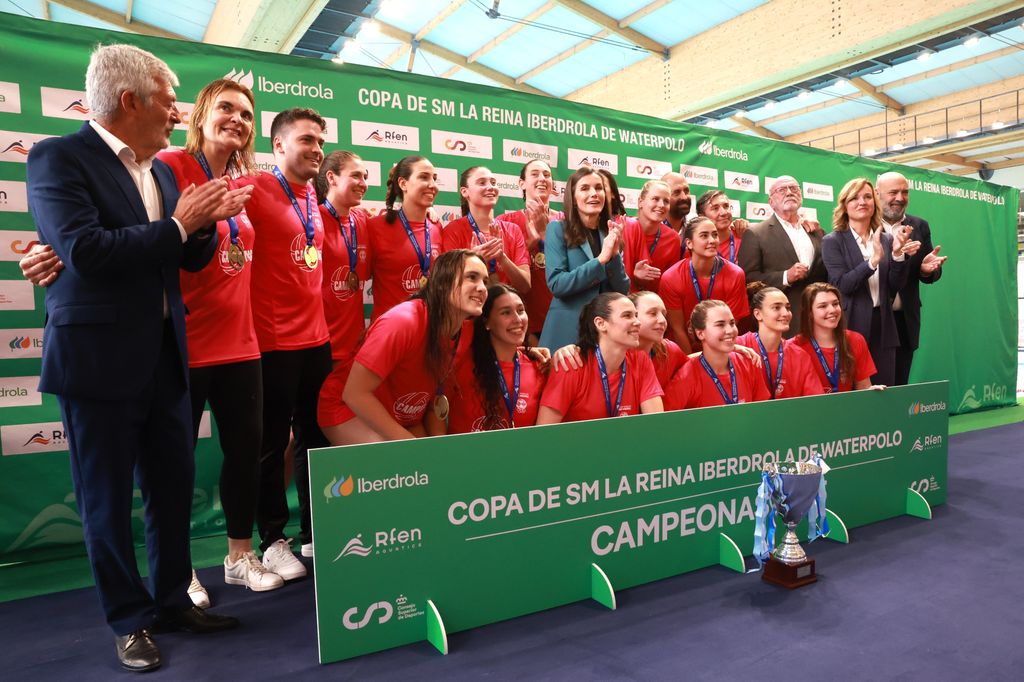 La reina Letizia vibra en Palma durante la final de la Copa de waterpolo femenina