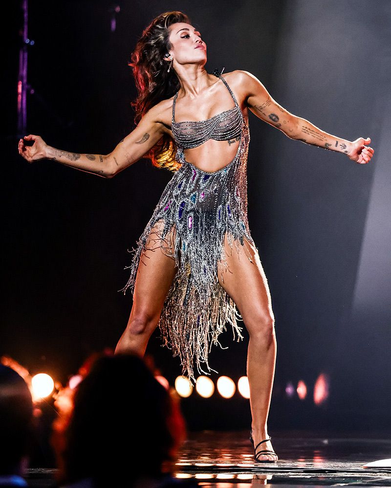 El cuerpazo de Miley Cyrus en los premios Grammy