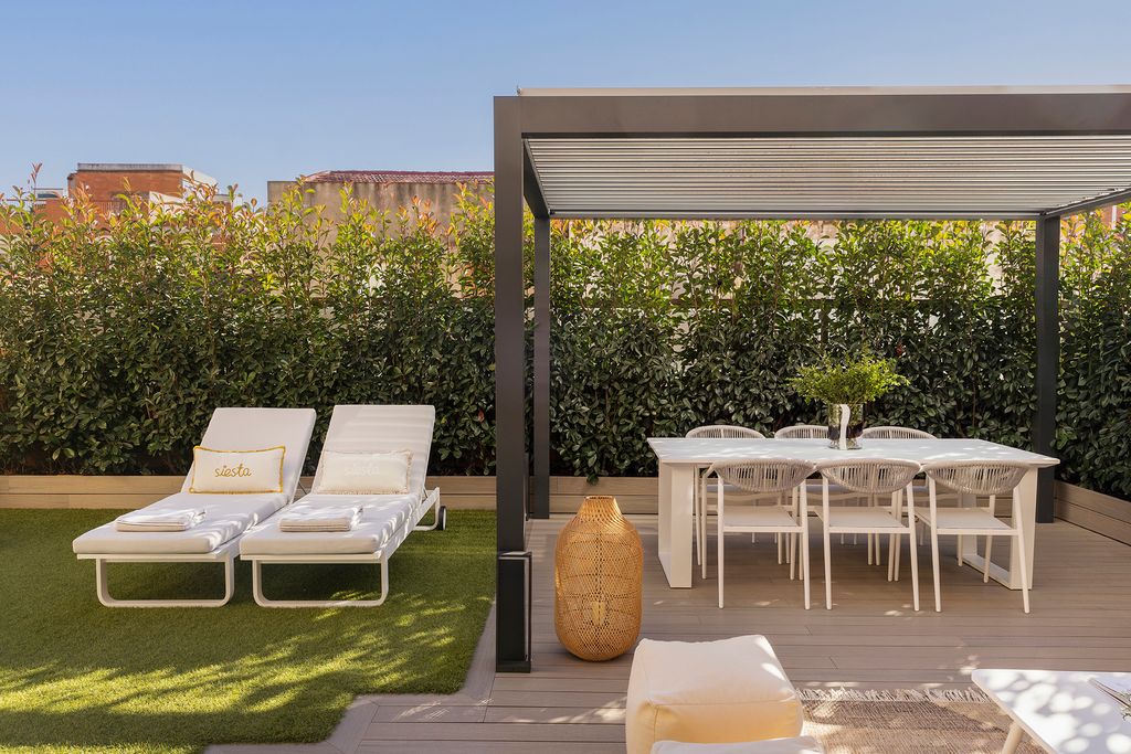 Terraza con área sombreada de comedor y zona de solárium
