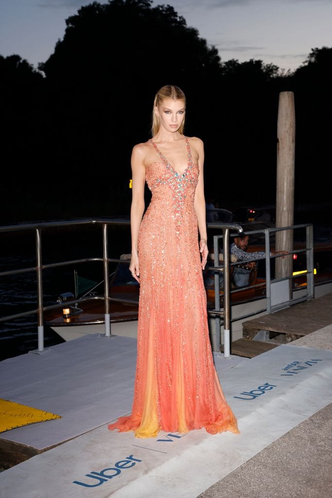 Stella Maxwell en la fala amfAR 2024 del Festival de Venecia