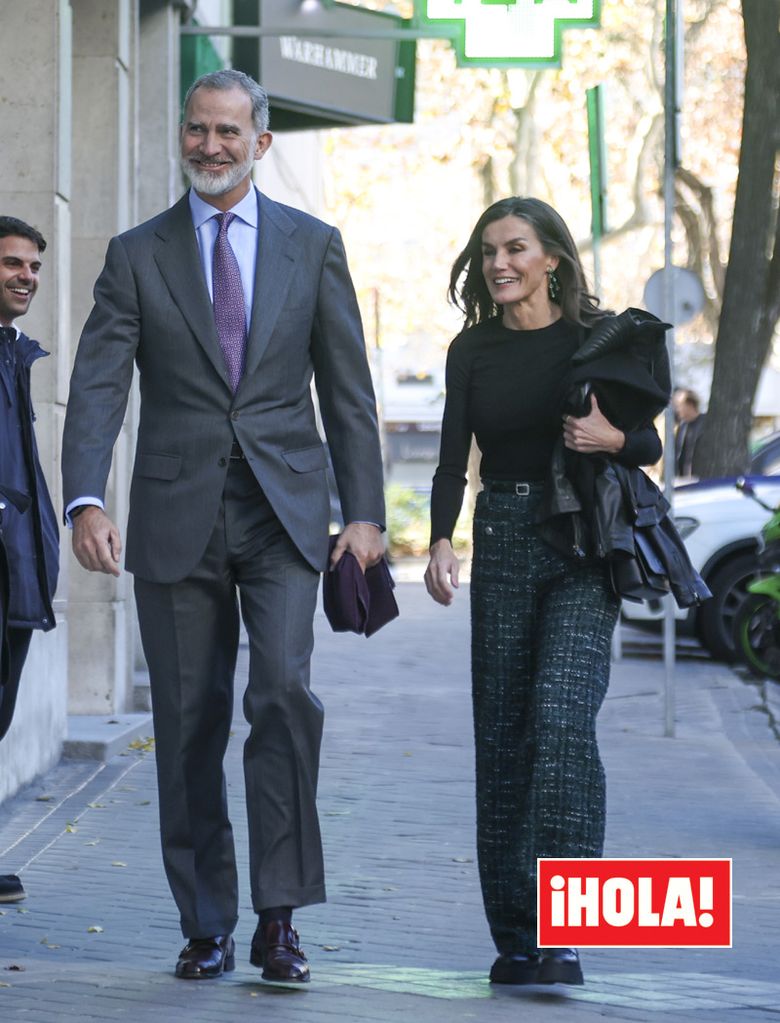 La reina Letizia estrena un pantalón de tweed verde con mocasines de plataforma 'track'