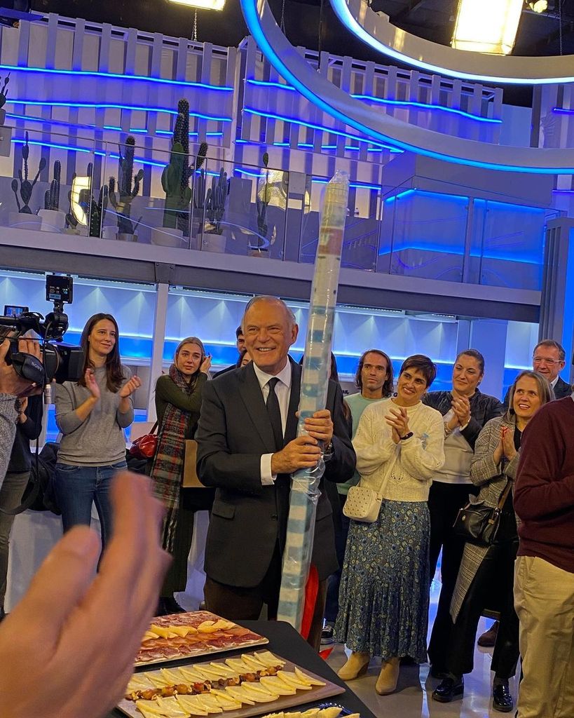 Plano general de trabajadores de Telecinco despidiendo a Pedro Piqueras