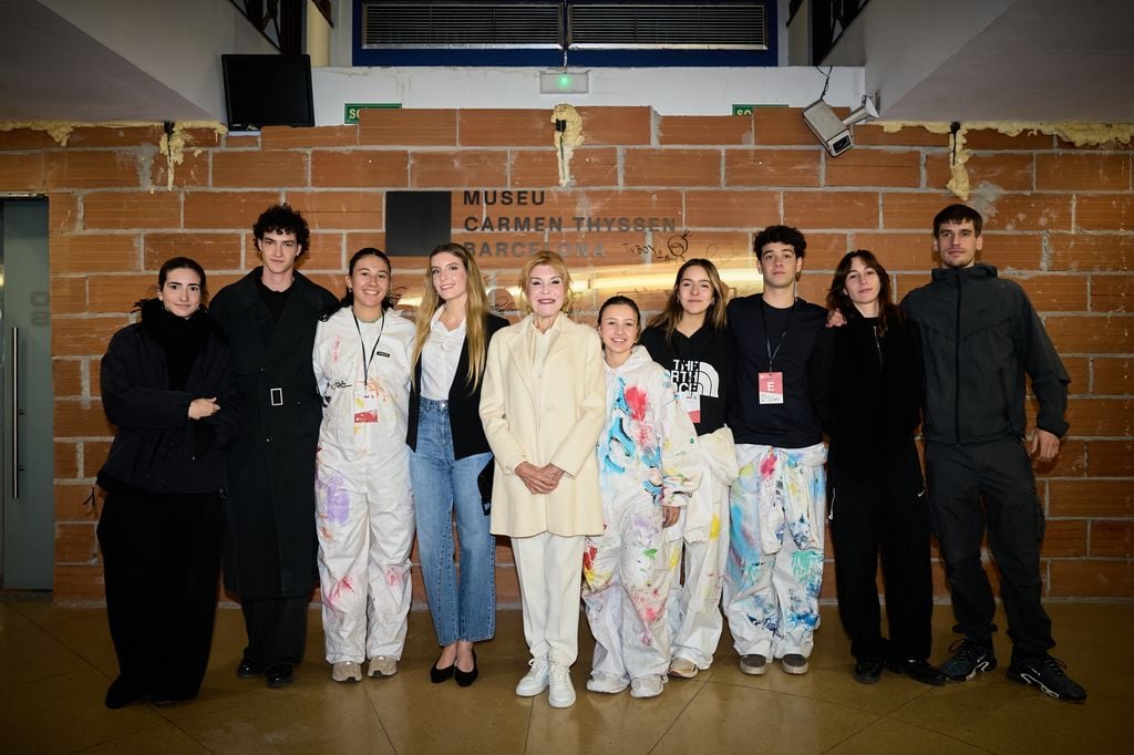 La baronesa y su hija con algunos de los jóvenes artistas                    