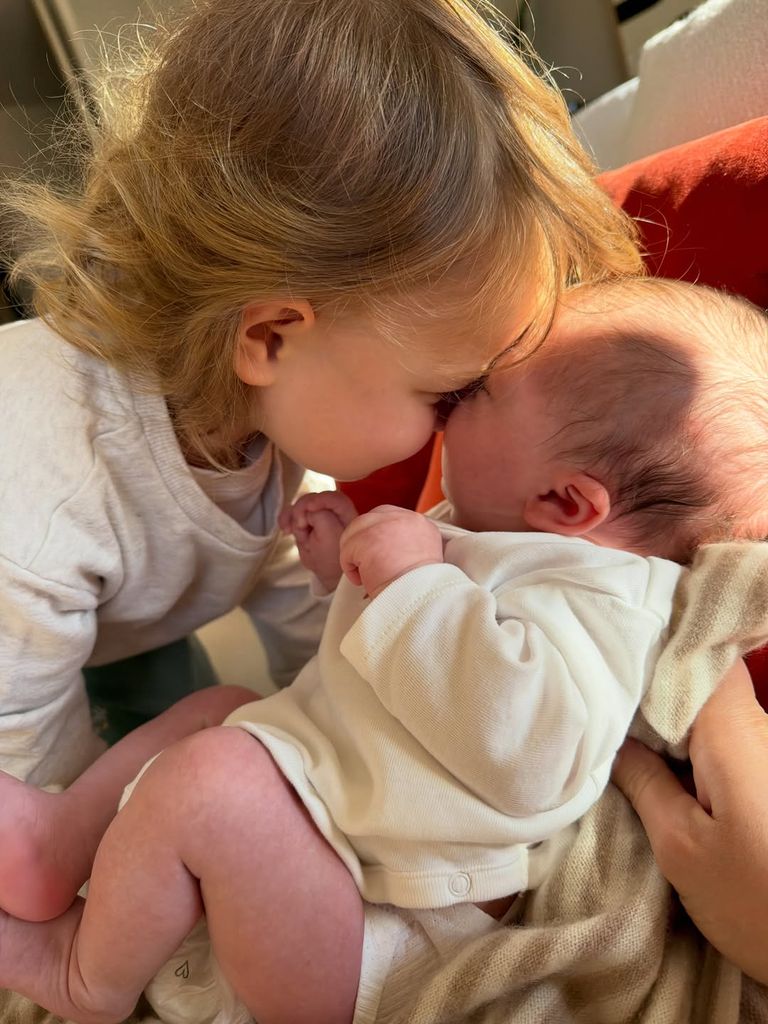 La entrañable imagen de las dos hermanas