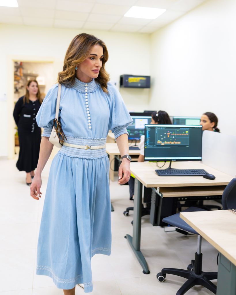La Reina de Jordania durante su visita al taller de informática