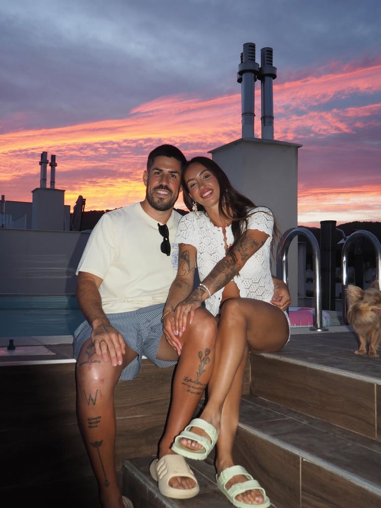 Igor Asensio y Marina Llopis felices en un ambiente relajado entre amigos y familiares