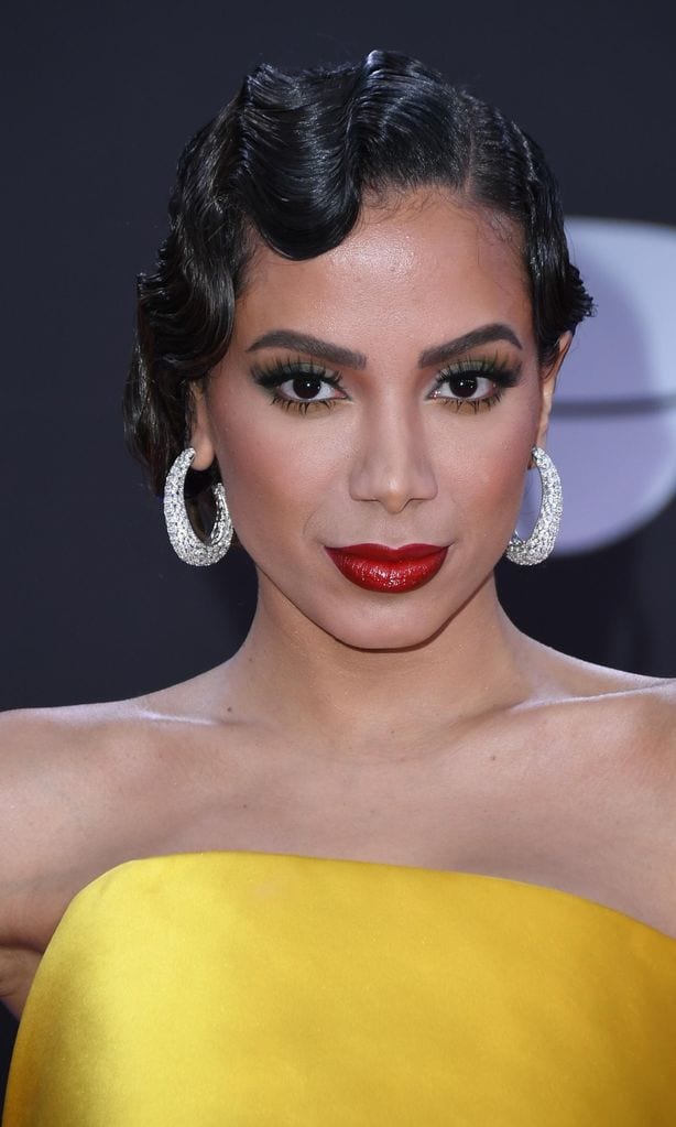 anitta con aros de brillantes