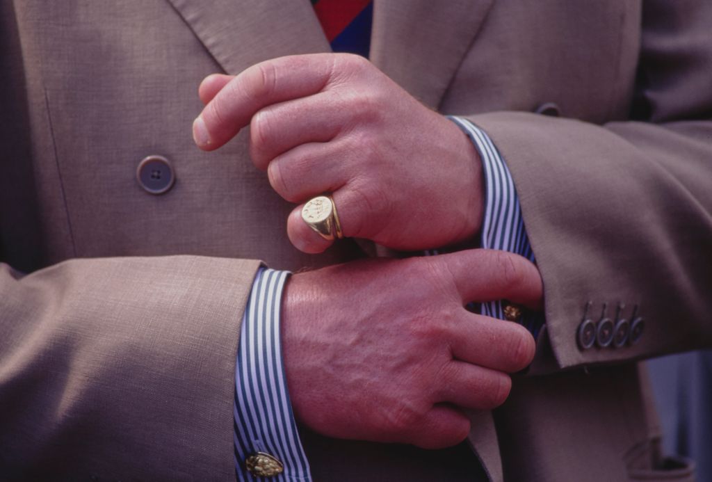 Las manos del actual rey Carlos III junto al anillo de oro