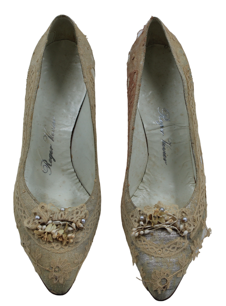 Los zapatos de Roger Vivier que llevó la reina Sofía en su boda con el rey Juan Carlos en 1962