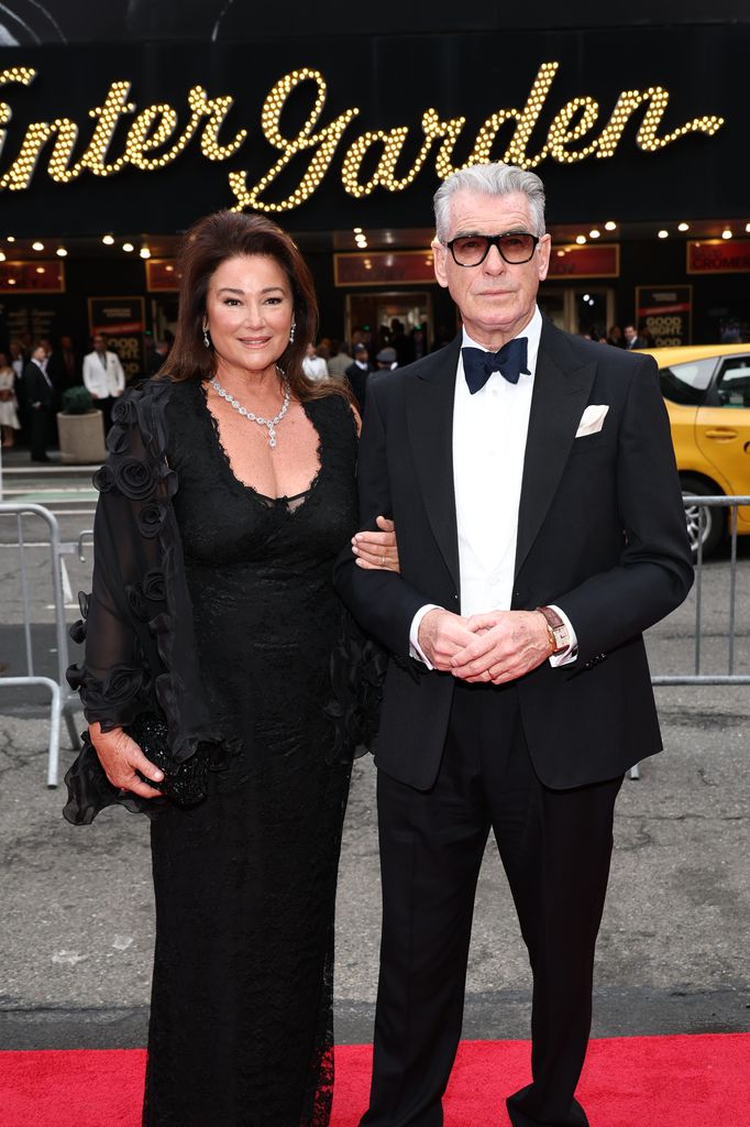 Keely Shaye Smith y Pierce Brosnan 