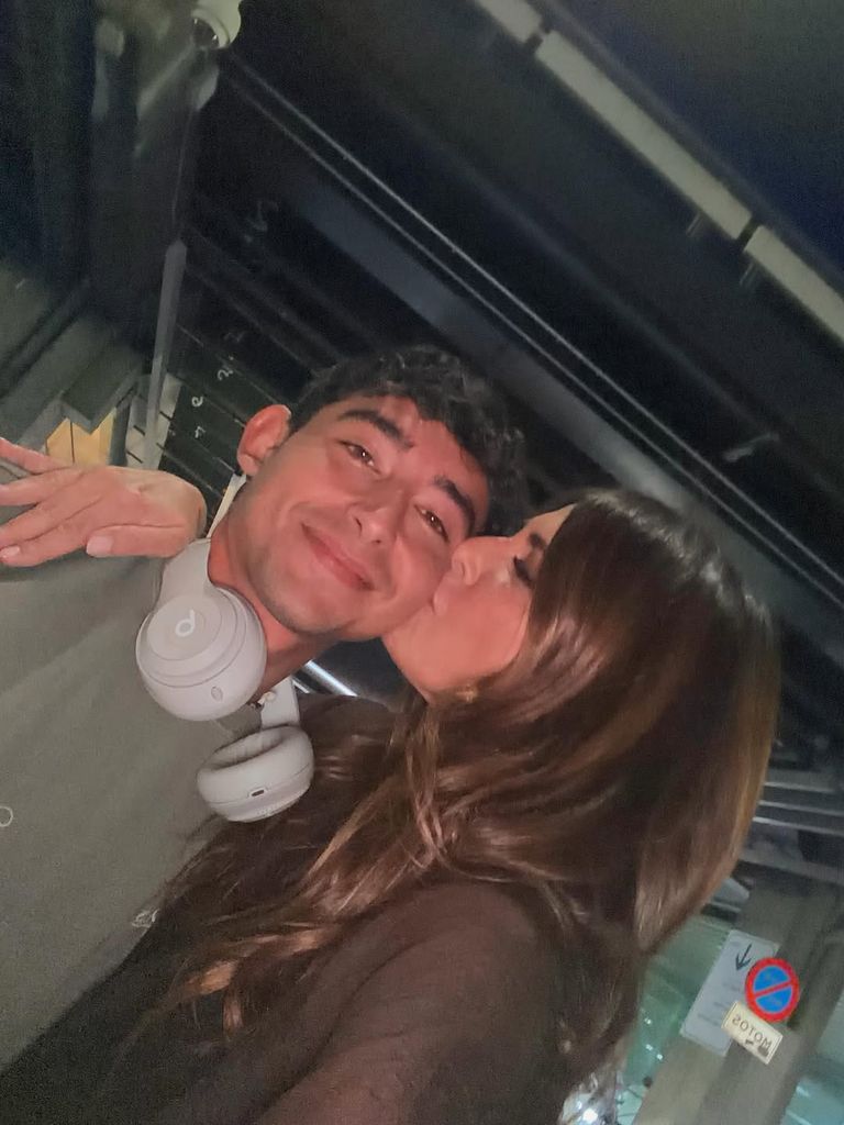 Nuria besa a su hijo en el aeropuerto