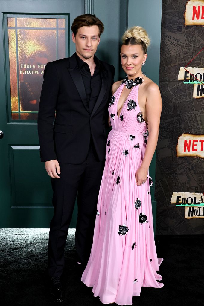 Jake Bongiovi y Millie Bobby Brown en el estreno de 'Enola Holmes 2' en The Paris Theatre el 27 de octubre de 2022, en Nueva York. 