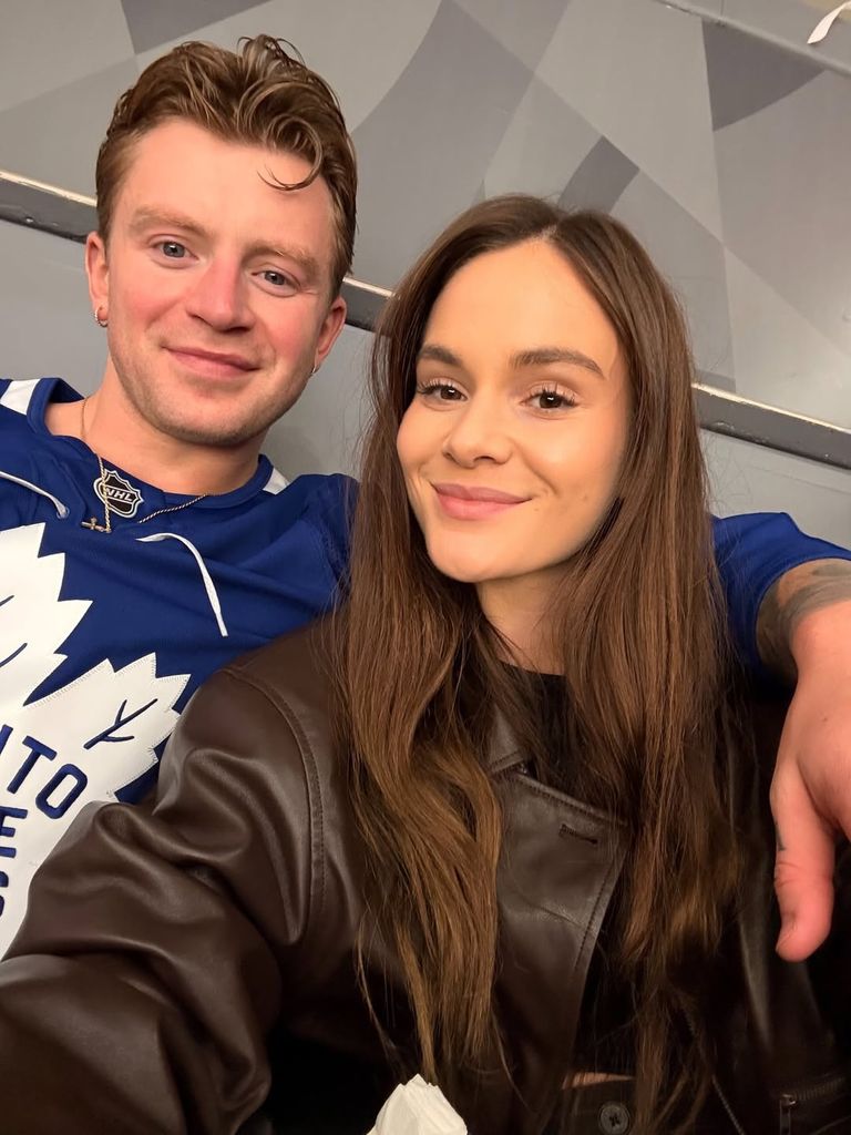 Holly Anna Ramsey junto a su prometido Adam Peaty