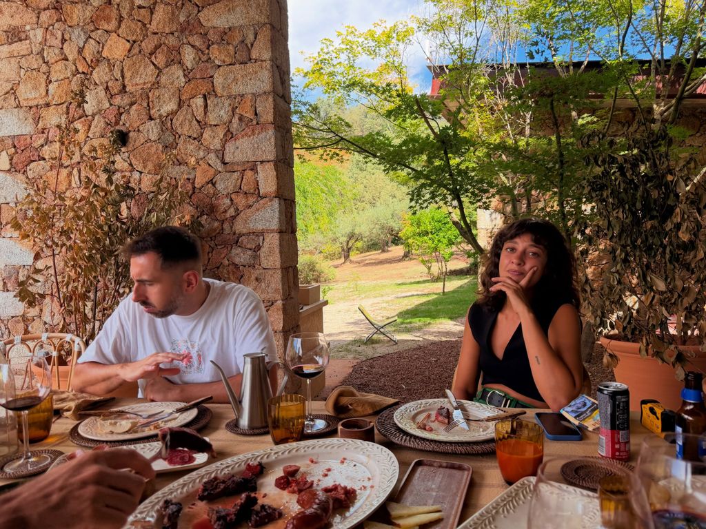 Los colaboradores de La Roca disfrutan de una larga sobremesa en casa de Nuria y Juan