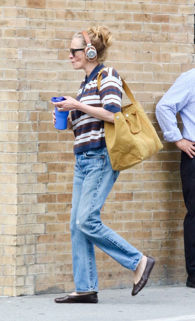 Julia Roberts lleva las ballet flats de piel más cómodas para el verano.