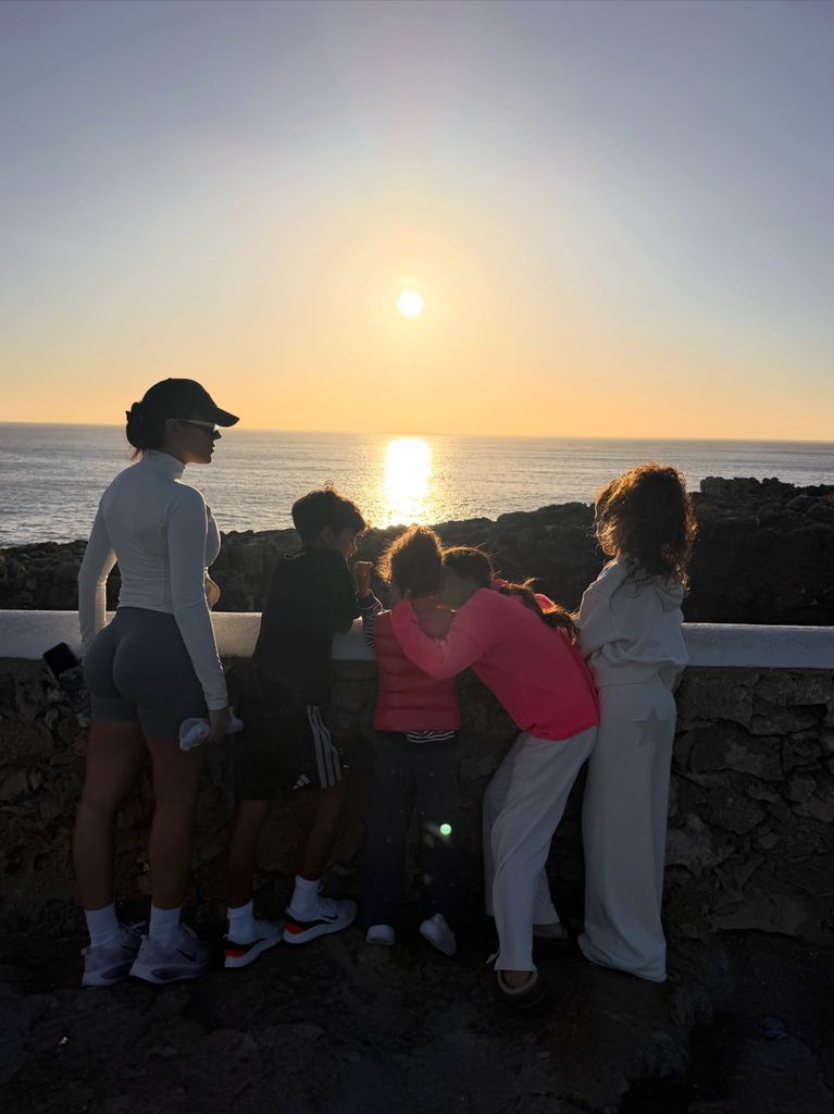Georgina, en Nazaré con sus hijos