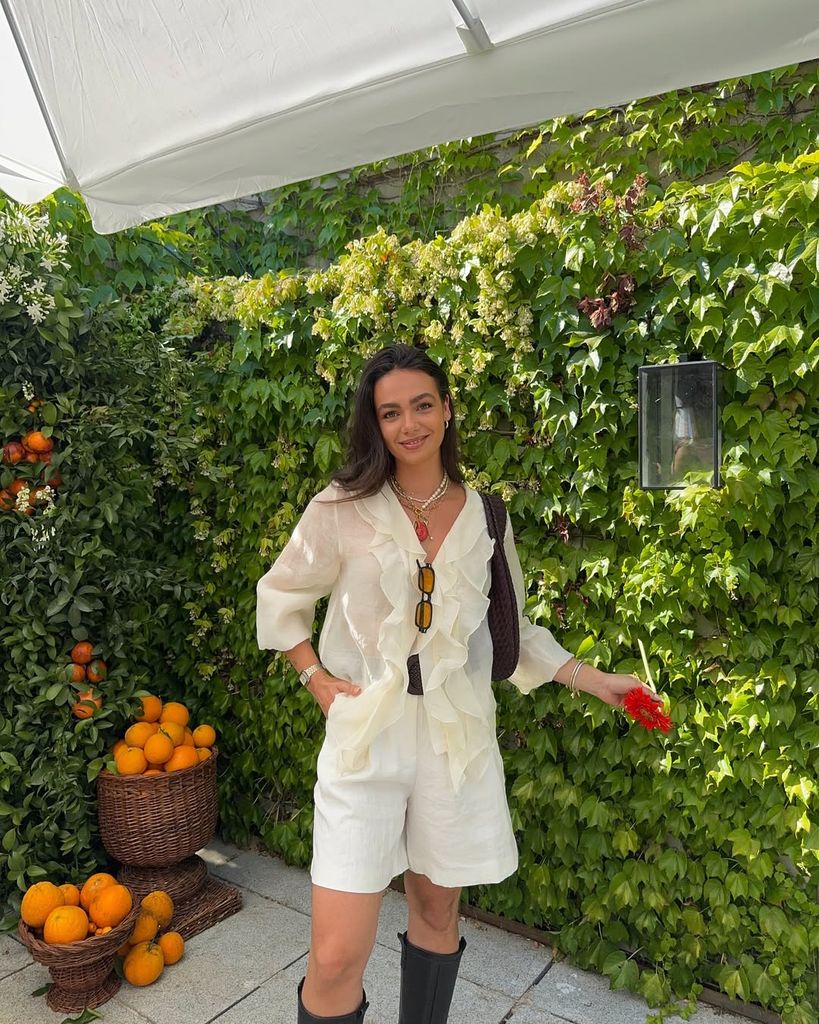 bermudas blancas y blusa de volantes