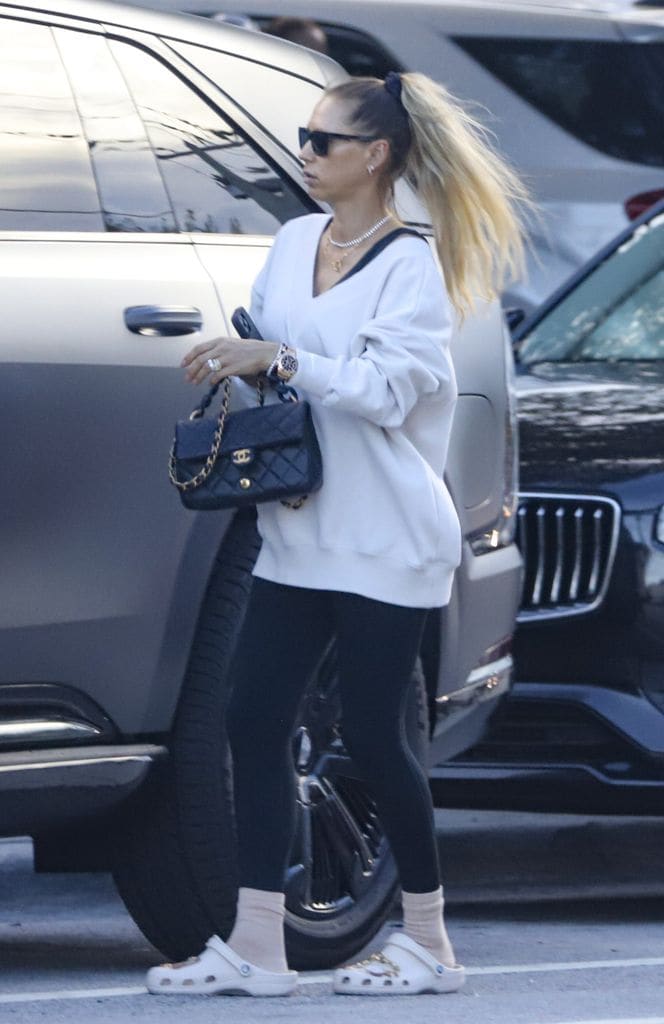Anna Kournikova ha optado por usar prendas holgadas que disimulan su pancita de embarazo.