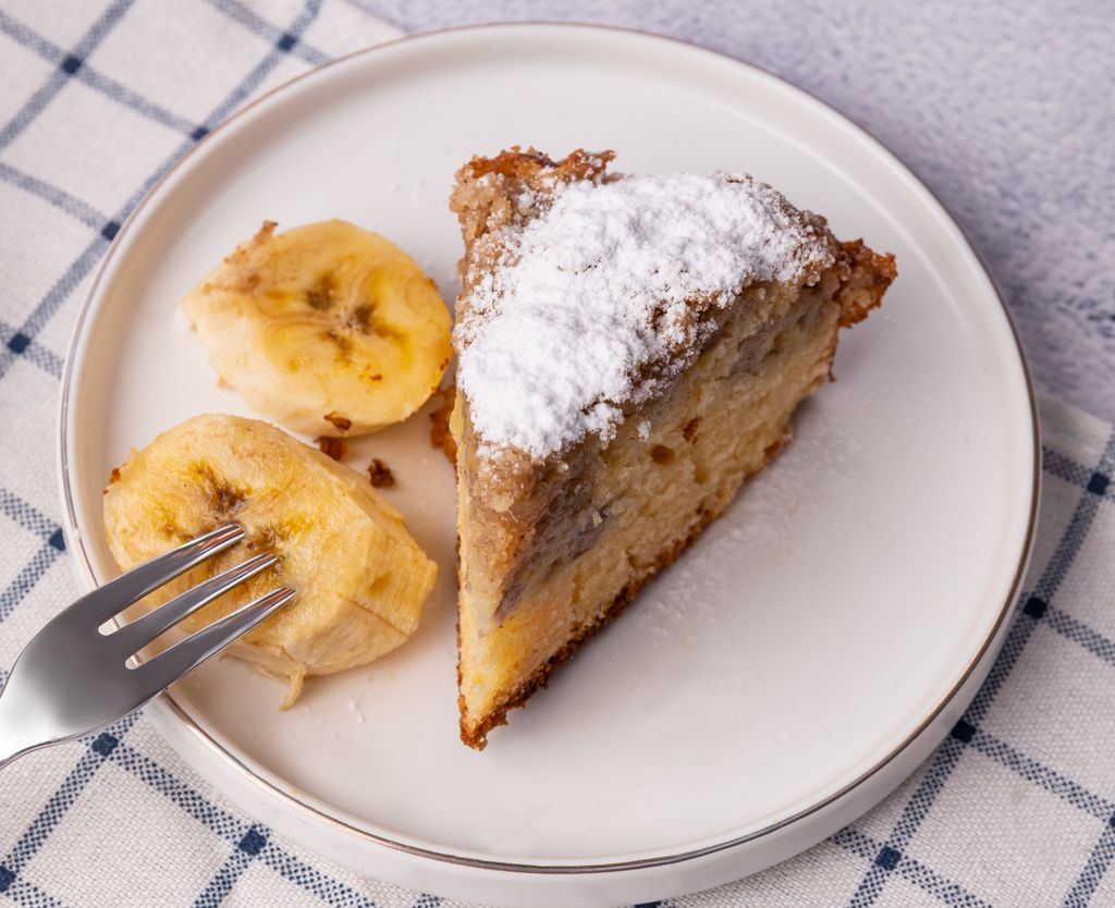En algunas versiones, el postre se presenta con azúcar glas a modo de decoración.