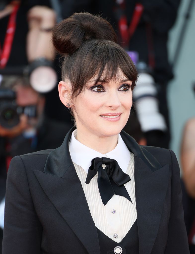 Winona Ryder con moño alto 'glam goth'