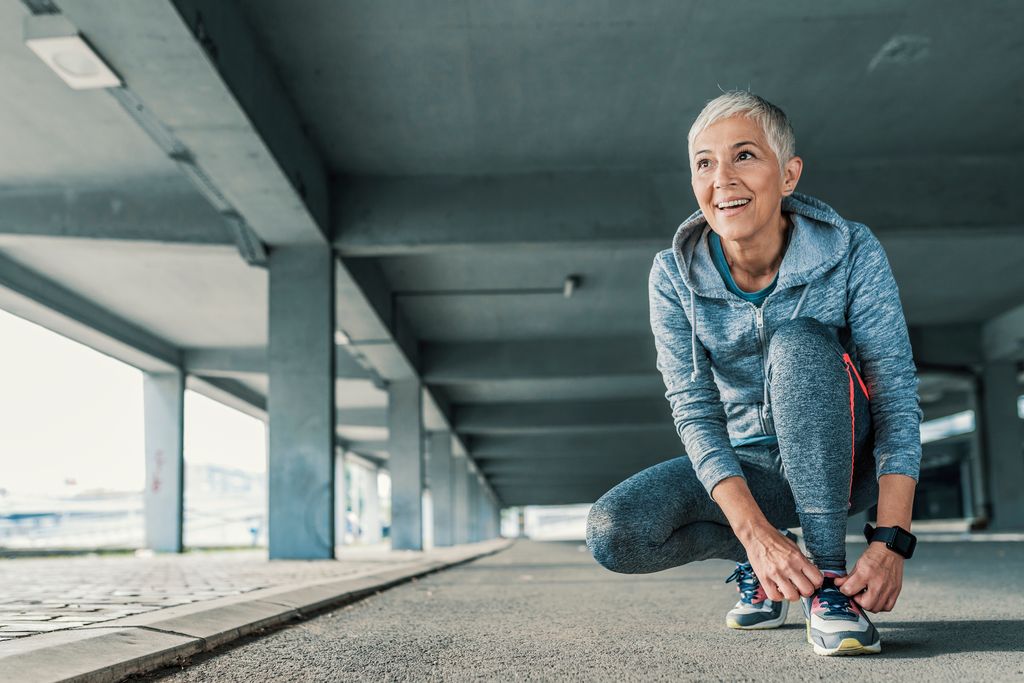 mujer madura preparada para correr