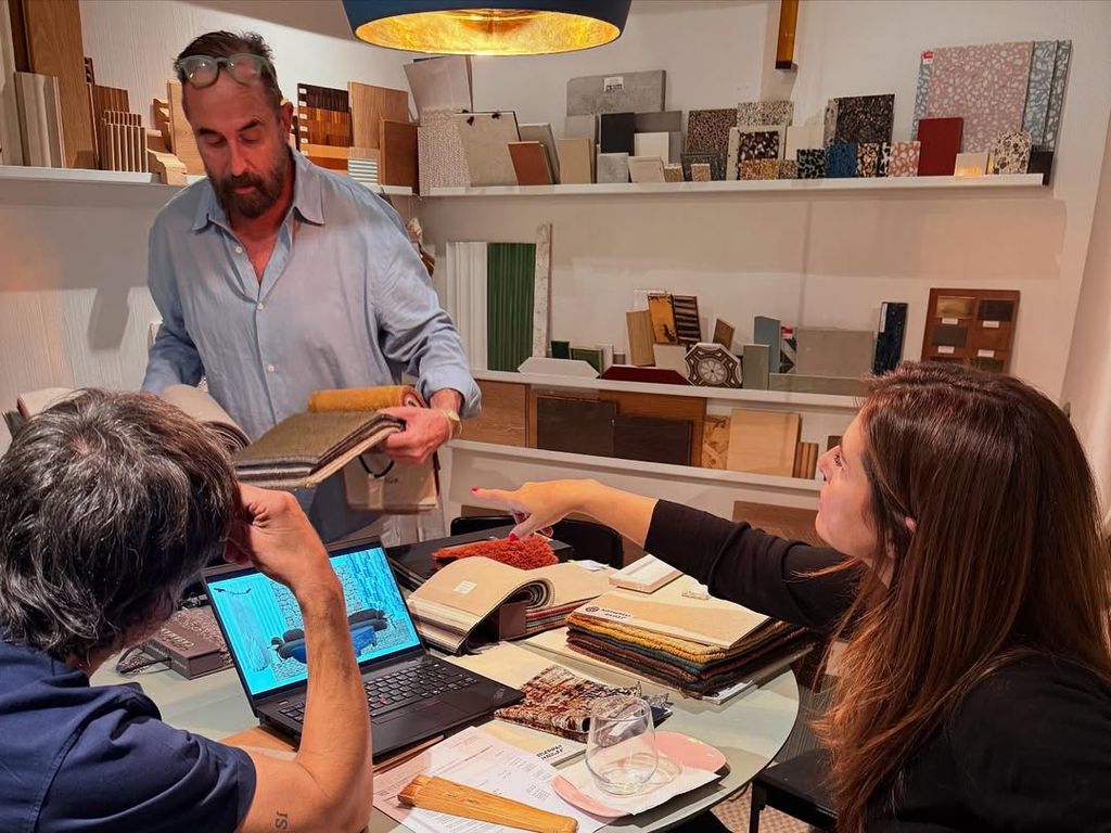 Nuria Roca y Juan del Val eligiendo la tapicería de su nuevo sofá