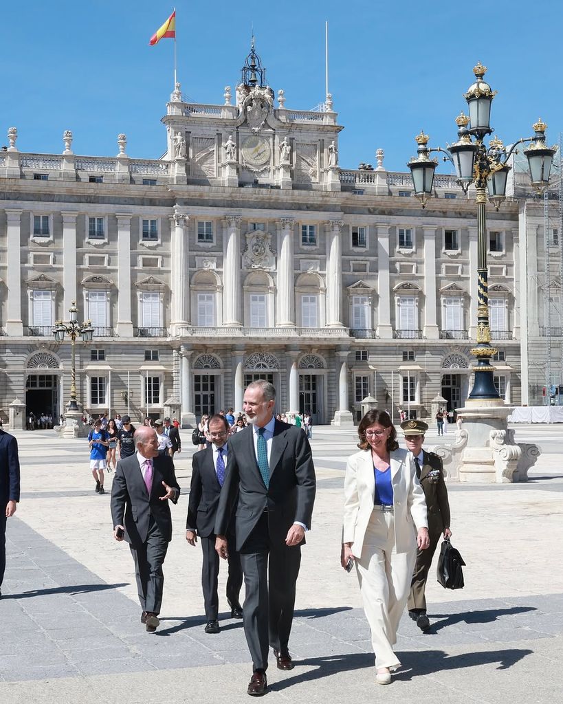 El rey Felipe VI paseando por el Patio de la Armería del Palacio Real