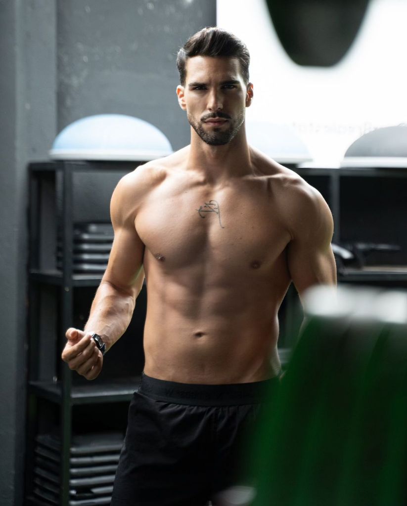 Plano medio de Fran Zafra posando en el gimnasio