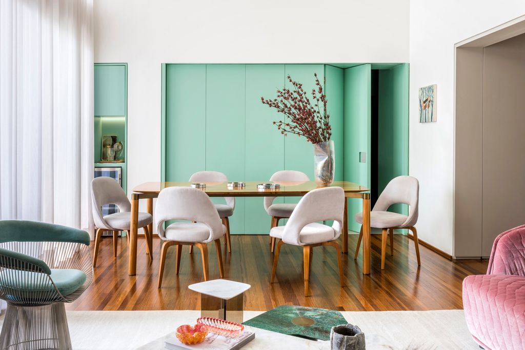 Comedor con presencia del verde en la gran puerta que lo separa de la cocina