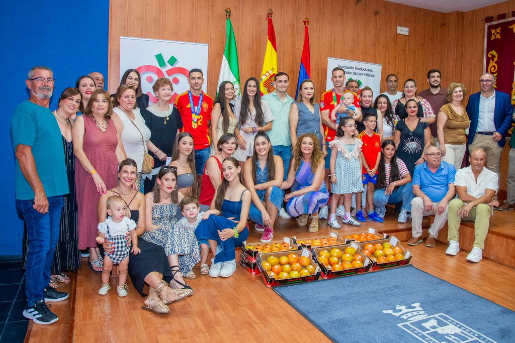 Los futbolistas Jesús Navas y Fabían Ruiz recibidos en su tierra natal, Los Palacios, Sevilla el 16 de julio de 2024 
