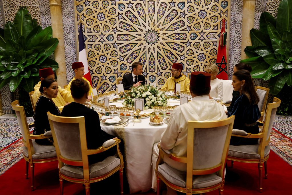 Plano general de Mohamed VI, Lalla Khadija y Brigitte Macron en una cena de Estado en el Palacio Real de Rabat 